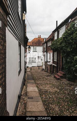 Blick auf Oak Corner / Mermaid Street durch Traders Passage in Rye, East Sussex, England, Großbritannien. Stockfoto