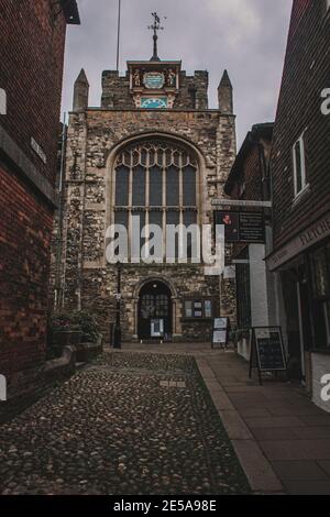 Blick auf die Saint Mary's Church von der Lion Street Gasse in Rye, East Sussex, England, Großbritannien. Stockfoto
