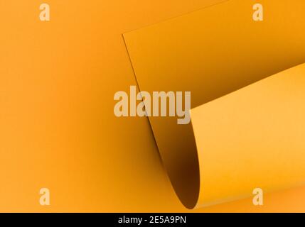 Orange abstraktes Farbpapier für Hintergrund, monochrom gewellte Ecke, Seite gewellt. Abstrakter kreativer Hintergrund, modernes Modell. Designelement für Adve Stockfoto