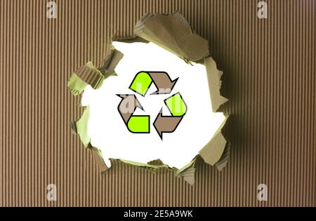 Geripptes braunes Papier mit Recycling-Logo vor dem Hintergrund Stockfoto