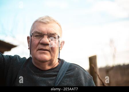 Serious Senior man arbeitet im Feld direkt auf Die Kamera Stockfoto