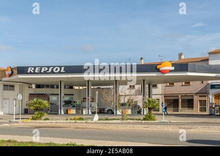 Campos, Spanien; januar 23 2021: Tankstelle der spanischen Firma Repsol in der mallorquinischen Stadt Campos an einem sonnigen Tag Stockfoto