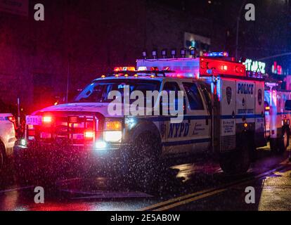 Bornx, USA. Januar 2021. Ein Polizeibeamter der Bronx wurde in den Rücken geschossen, er wurde am 26. Januar 2021 direkt unter seiner kugelsicheren Weste in Bronx, New York, USA, getroffen. Er wurde in das Jacobi Krankenhaus gebracht und erwartet, dass er sich vollständig erholt. (Foto von Steve Sanchez/Sipa USA). Quelle: SIPA USA/Alamy Live News Stockfoto