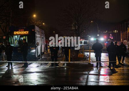 Bornx, USA. Januar 2021. Ein Polizeibeamter der Bronx wurde in den Rücken geschossen, er wurde am 26. Januar 2021 direkt unter seiner kugelsicheren Weste in Bronx, New York, USA, getroffen. Er wurde in das Jacobi Krankenhaus gebracht und erwartet, dass er sich vollständig erholt. (Foto von Steve Sanchez/Sipa USA). Quelle: SIPA USA/Alamy Live News Stockfoto