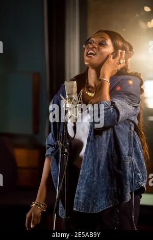 Johannesburg, Südafrika - 29. April 2015: Waje nigerianischen Sänger Aufnahme Gesangsstimme auf Afro-Pop-Song im Studio Stockfoto