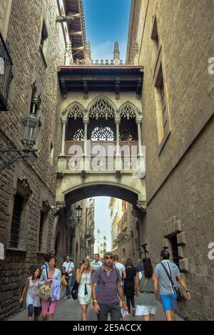 Touristen zu Fuß durch die Altstadt ( Ciutat Vella ) des gotischen Viertels von Barcelona im Sommer, Katalonien, Spanien. Stockfoto