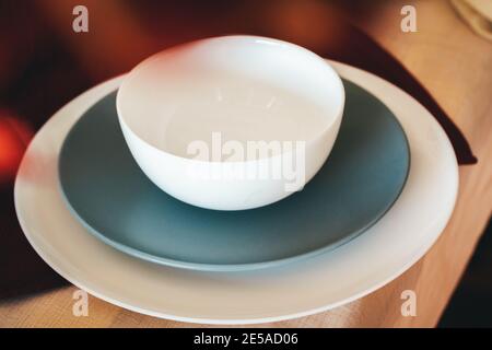 Geschirr auf Küchentisch mit Herbstdekor Nahaufnahme Stockfoto