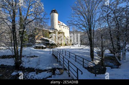 Chemnitz, Deutschland. Januar 2021. Rund um das Schloss Rabenstein gibt es viel Schnee. Die kleinste Burg Sachsens und der Rabenstein-Wald sind beliebte Erholungsziele in der Region. Quelle: Hendrik Schmidt/dpa-Zentralbild/ZB/dpa/Alamy Live News Stockfoto