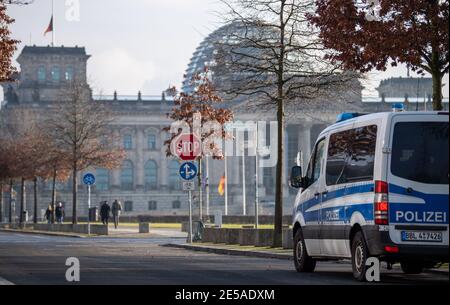 Berlin, Deutschland. Januar 2021. Ein Polizeiwagen ist am Reichstag geparkt. Kredit: Dorothee Barth/dpa/Alamy Live Nachrichten Stockfoto