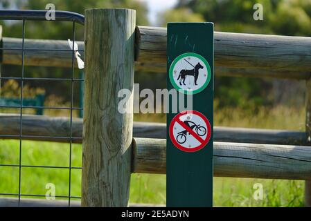 Hunde müssen an der Leine sein und dürfen sich nicht mit dem Motorrad anmelden parken Stockfoto