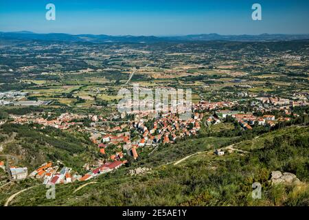 Gesamtansicht der Stadt Covilha, von der Straße 339 nach Serra da Estrela, Covilha, Centro Region, Portugal Stockfoto