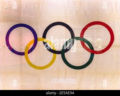 tokio, japan - januar 15 2020: Offizielle olympische Flagge mit dem fünfberingten Symbol der Olympischen Spiele, die während des Tokyo Sommer-Olyms 1964 verwendet wurden Stockfoto