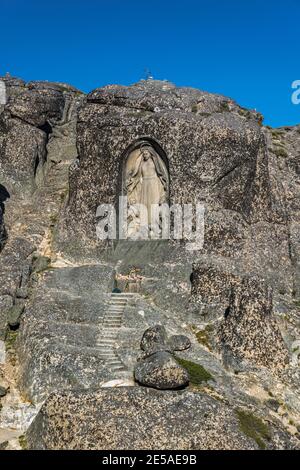 Nossa Senhora da Boa Estrela Statue geschnitzt von Antonio Duarte in Granit Felsen Nische, Serra da Estrela Naturpark, Centro Region, Portugal Stockfoto