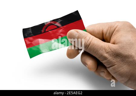 Hand hält eine Karte mit einer nationalen Flagge der Malawi Stockfoto