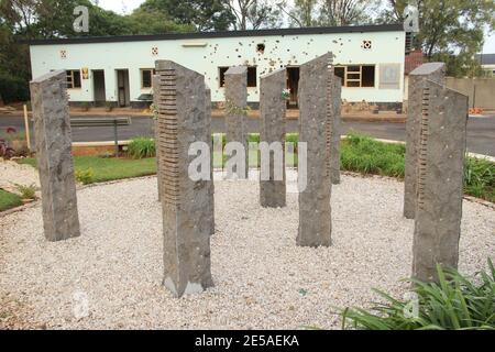 Das Camp Kigali Denkmal für 10 belgische Soldaten, die bei getötet wurden Die Militärbaracken im Jahr 1994 Stockfoto