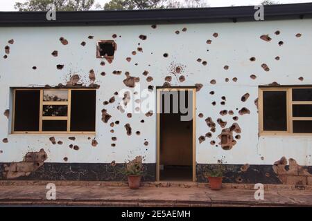 Einschusslöcher links im Camp Kigali Gebäude, wo belgische Soldaten wurden 1994 getötet Stockfoto