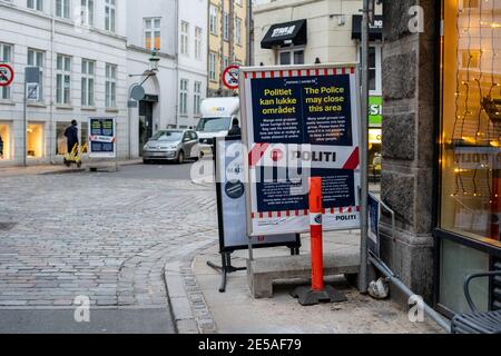 Polizeiwarnschild für Covid 19 in Kopenhagen Stockfoto