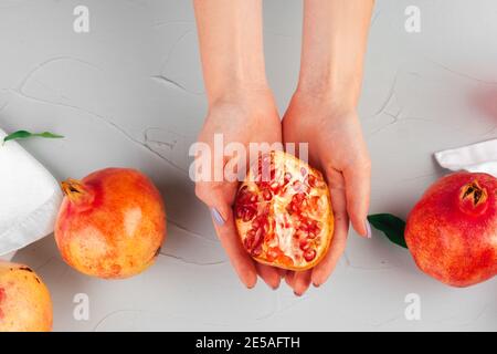 Reife Granatäpfel auf einem hellgrauen Küchentisch Stockfoto