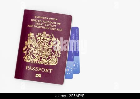 Europäische Krankenversicherungskarte und britischer Reisepass Stockfoto