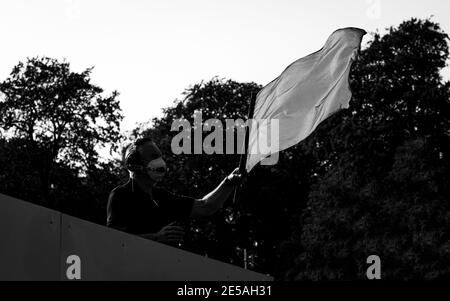 Ein Schuss einer grünen Flagge, die während eines Rennens gewellt wird. Stockfoto