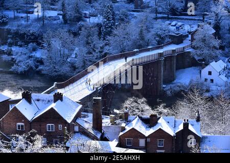 Ironbridge, Shropshire, Großbritannien 25. Januar 2021. Die Ironbridge bedeckt im Winterschnee. Im Winterschnee bedeckt die erste Eisenbrücke der Welt, die die Brücke überquert Stockfoto