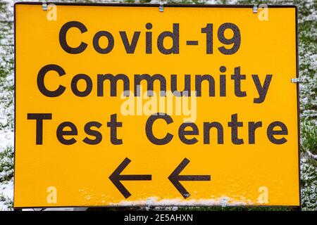 Ein Schild vor einem Covid-19 Community Test Center in der Stadt Chingford in London, Großbritannien. Stockfoto