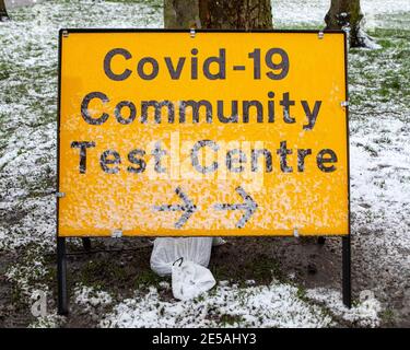 Ein Schild vor einem Covid-19 Community Test Center in der Stadt Chingford in London, Großbritannien. Stockfoto