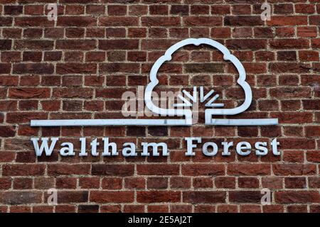 London, Großbritannien - 24. Januar 2021: Ein Schild des Londoner Stadtbezirks Waltham Forest an der Außenseite einer Bibliothek in Chingford, London, Großbritannien. Stockfoto