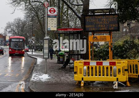 London, Großbritannien - 24. Januar 2021: Ein öffentliches Informationsschild an der Station Road in Chingford, London, das die Menschen an die neue Sorte Covid-19 und erinnert Stockfoto