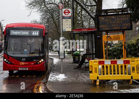 London, Großbritannien - 24. Januar 2021: Ein öffentliches Informationsschild an der Station Road in Chingford, London, das die Menschen an die neue Sorte Covid-19 und erinnert Stockfoto