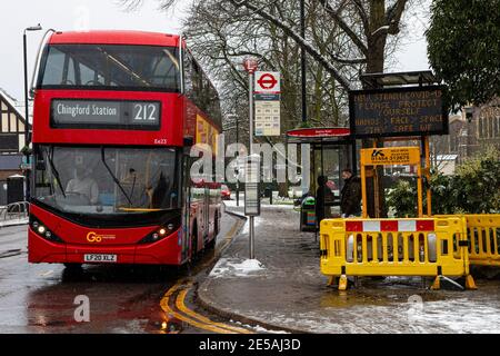 London, Großbritannien - 24. Januar 2021: Ein öffentliches Informationsschild an der Station Road in Chingford, London, das die Menschen an die neue Sorte Covid-19 und erinnert Stockfoto