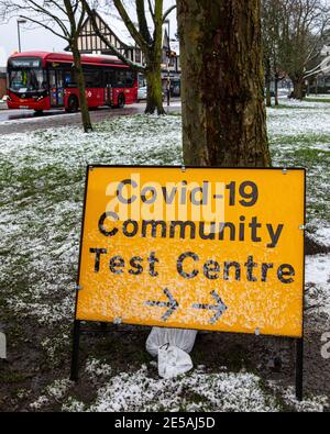 London, Großbritannien - 24. Januar 2021: Ein Schild vor einem Covid-19 Community Test Centre in der Stadt Chingford in London, Großbritannien. Stockfoto