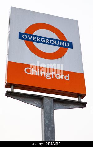 London, Großbritannien - 24. Januar 2021: Ein Schild am Eingang zum Bahnhof Chingford in der Stadt Chingford in London, Großbritannien. Stockfoto