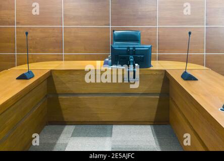 Leere Sicht auf die Vorderseite im Besprechungsraum mit dem Monitor auf dem Vorsitzenden der Besprechungsposition, vor der Konferenzzeit am Morgen des Th Stockfoto