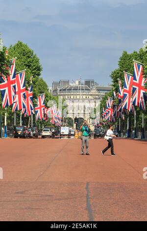 Die Mall ist mit Union Jack Flaggen für Trooping the Color, London, UK, dekoriert Stockfoto