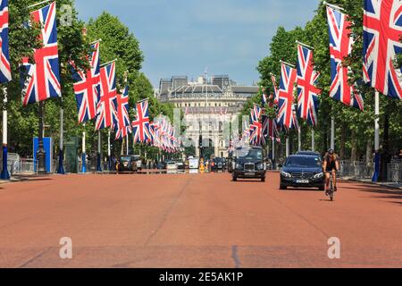 Die Mall ist mit Union Jack Flaggen für Trooping the Color, London, UK, dekoriert Stockfoto