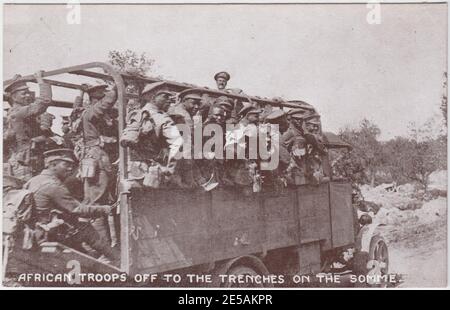 Postkarte mit einem Lastwagen afrikanischer Soldaten in die Schützengräben an der Somme, erster Weltkrieg. Die Postkarte wurde von der Nationalen Föderation der entlassenen und demobilisierten Matrosen und Soldaten im Rahmen ihrer Spendenaktion für Ex-Soldaten produziert Stockfoto