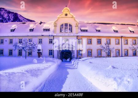 Abtei Ettal gegen den Sonnenuntergang Himmel im Winter in Bayerische alpen Stockfoto