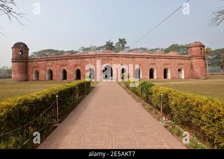 Bagerhat, Bangladesch - 21. Januar 2021: Die Sixty Dome Moschee ist eine Moschee in Bangladesch. Es ist Teil der Moschee Stadt Bagerhat, ein UNESCO-Welt Er Stockfoto