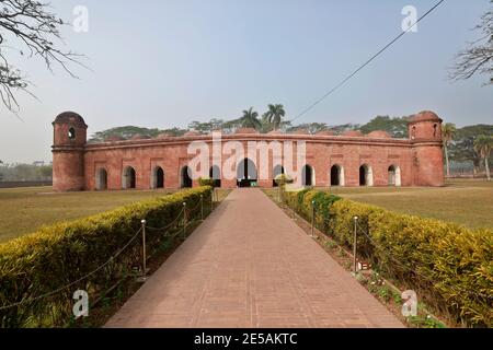 Bagerhat, Bangladesch - 21. Januar 2021: Die Sixty Dome Moschee ist eine Moschee in Bangladesch. Es ist Teil der Moschee Stadt Bagerhat, ein UNESCO-Welt Er Stockfoto