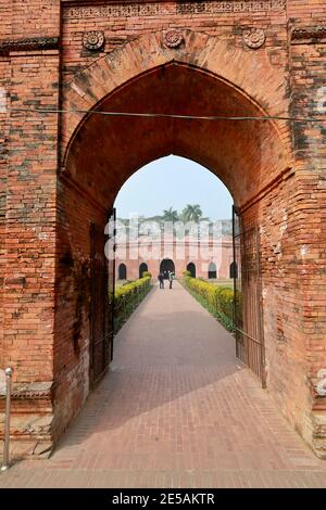 Bagerhat, Bangladesch - 21. Januar 2021: Die Sixty Dome Moschee ist eine Moschee in Bangladesch. Es ist Teil der Moschee Stadt Bagerhat, ein UNESCO-Welt Er Stockfoto