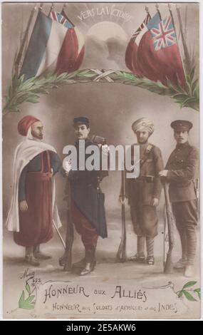 Französische Postkarte zum Ersten Weltkrieg mit Verbündeten aus drei Kontinenten - Soldaten aus Frankreich, Großbritannien, Indien und Nordafrika. Alliierte Flaggen und eine aufgehende Sonne stehen oben auf dem Bild. Die Karte wurde 1915 von der Westfront nach Großbritannien geschickt. Stockfoto