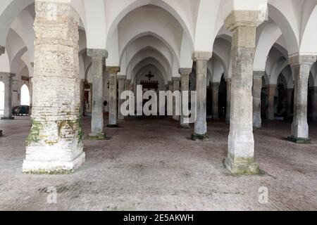 Bagerhat, Bangladesch - 21. Januar 2021: Die Sixty Dome Moschee ist eine Moschee in Bangladesch. Es ist Teil der Moschee Stadt Bagerhat, ein UNESCO-Welt Er Stockfoto