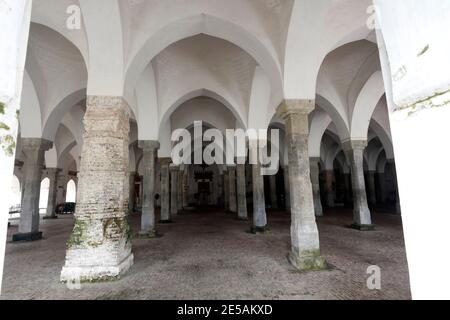 Bagerhat, Bangladesch - 21. Januar 2021: Die Sixty Dome Moschee ist eine Moschee in Bangladesch. Es ist Teil der Moschee Stadt Bagerhat, ein UNESCO-Welt Er Stockfoto