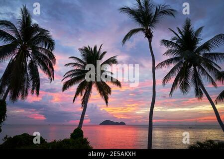 Die tropische Insel Koh Phangan mit Blick auf den Golf von Thailand bei Sonnenuntergang Stockfoto