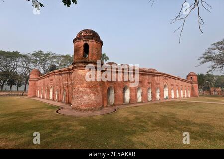 Bagerhat, Bangladesch - 21. Januar 2021: Die Sixty Dome Moschee ist eine Moschee in Bangladesch. Es ist Teil der Moschee Stadt Bagerhat, ein UNESCO-Welt Er Stockfoto