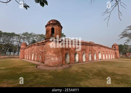 Bagerhat, Bangladesch - 21. Januar 2021: Die Sixty Dome Moschee ist eine Moschee in Bangladesch. Es ist Teil der Moschee Stadt Bagerhat, ein UNESCO-Welt Er Stockfoto