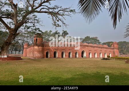 Bagerhat, Bangladesch - 21. Januar 2021: Die Sixty Dome Moschee ist eine Moschee in Bangladesch. Es ist Teil der Moschee Stadt Bagerhat, ein UNESCO-Welt Er Stockfoto