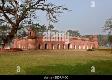 Bagerhat, Bangladesch - 21. Januar 2021: Die Sixty Dome Moschee ist eine Moschee in Bangladesch. Es ist Teil der Moschee Stadt Bagerhat, ein UNESCO-Welt Er Stockfoto