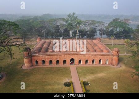 Bagerhat, Bangladesch - 21. Januar 2021: Die Sixty Dome Moschee ist eine Moschee in Bangladesch. Es ist Teil der Moschee Stadt Bagerhat, ein UNESCO-Welt Er Stockfoto